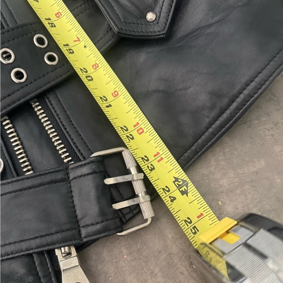 Truly VINTAGE but in excellent condition 🖤barely worn
Zoom in 4 all the details - Picture 4 of 13